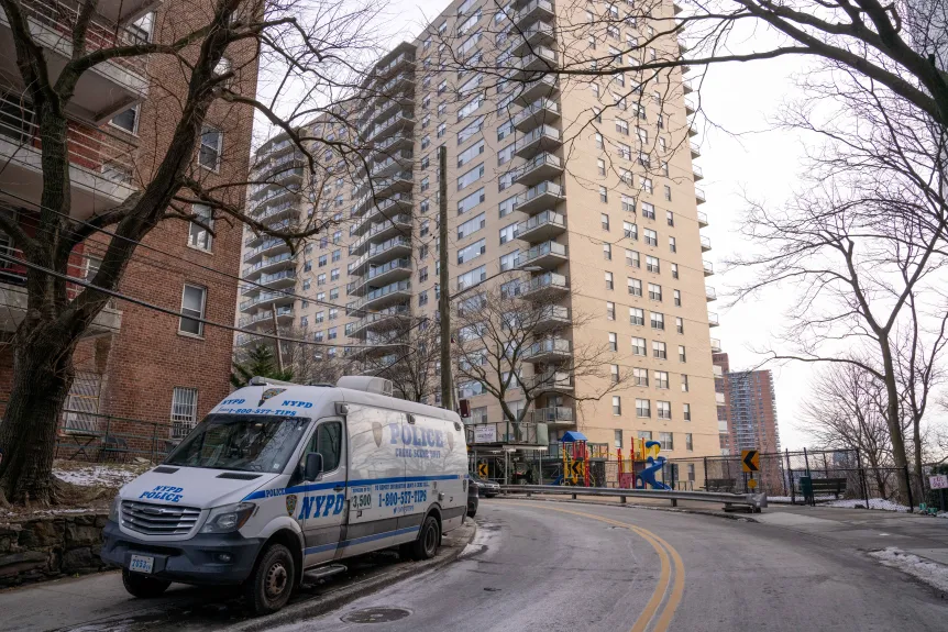 Dos muertos en un aparente asesinato-suicidio fallido en Nueva York mientras una mujer de 86 años se aferra a la vida: fuentes