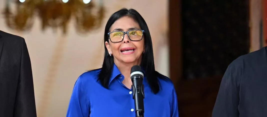 Delcy Rodríguez pide diálogo sin «órdenes externas» en día conmemorativo de la democracia