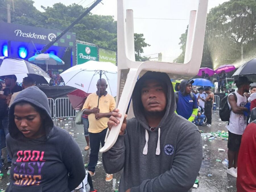 Pese a la lluvia y las alertas, cientos de personas recibieron el Año Nuevo en el Malecón de la capital dominicana