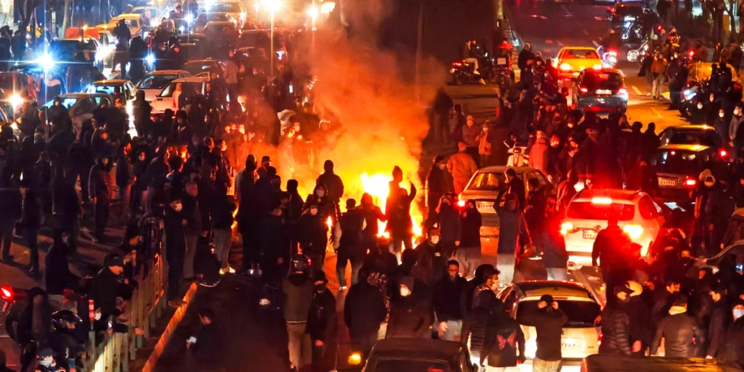 Trump pide a los iraníes que «sigan protestando» y dice que «la ayuda está en camino» mientras la cifra de muertos supera los 2,000