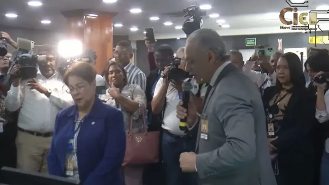 JCE inicia captura de datos biométricos para la nueva cédula con la colaboradora más antigua de la institución