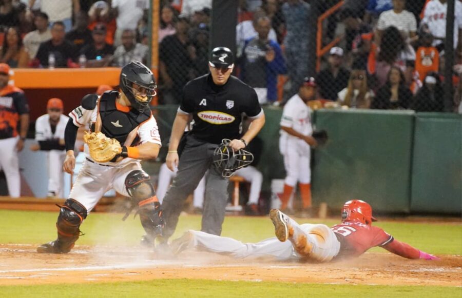 Leones vencen a los Toros 4-3 en 11 entradas y se colocan a un triunfo de repetir título de campeones