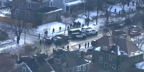 Un agente de ICE dispara y mata a una mujer en Minneapolis alegando que intentó atropellarlo con su auto durante protesta