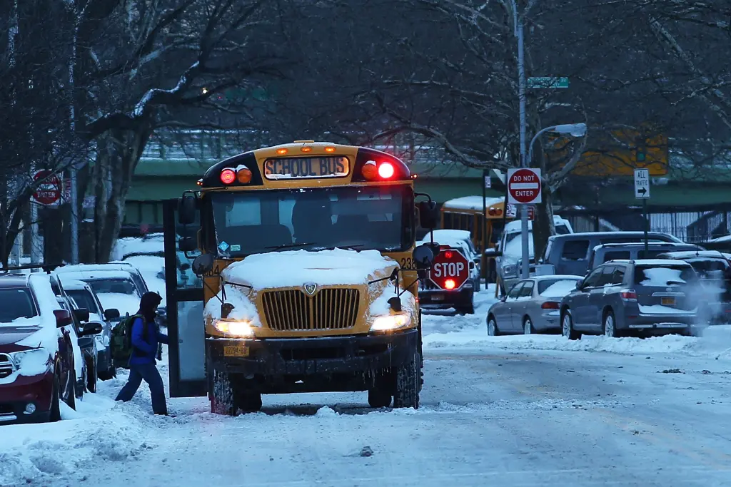 Alcalde dice que los niños de Nueva York pueden olvidarse del tradicional día de nieve el lunes, habrá clases remota
