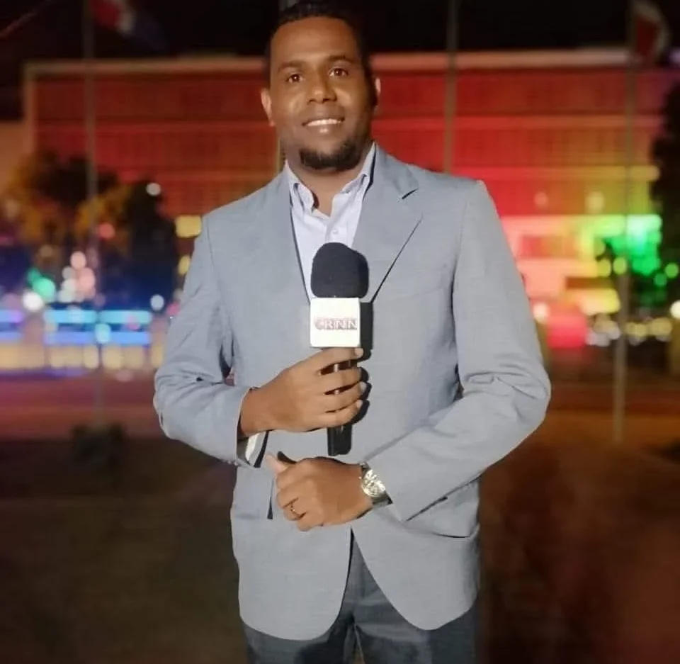 Presidente Abinader una pensión solidaria para el periodista Miguel de la Rosa, quien padece una enfermedad incurable