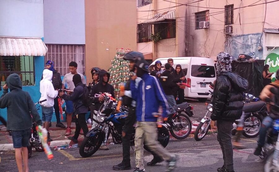 Enfrentamientos con pistolas de hidrogel durante Día de los Reyes generan preocupación en el Distrito Nacional