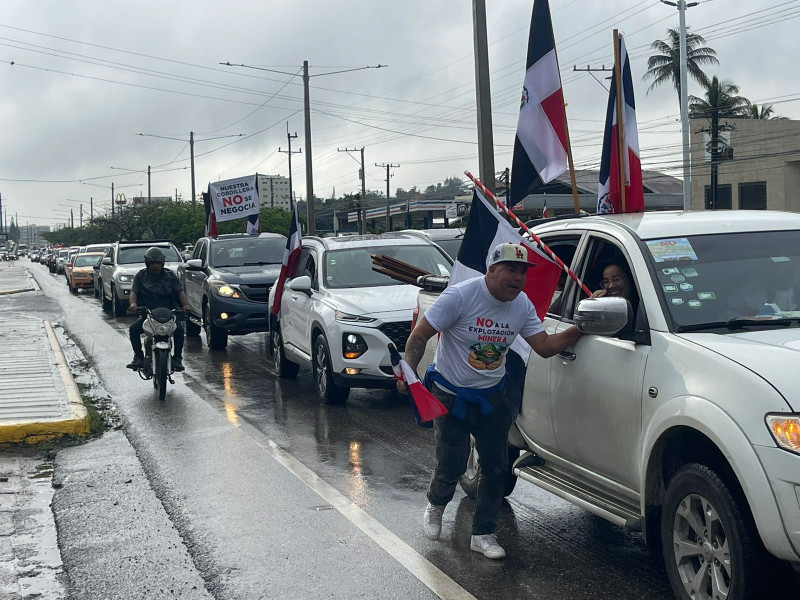 Bajo lluvia realizan marcha en Santiago en defensa de la Cordillera Septentrional