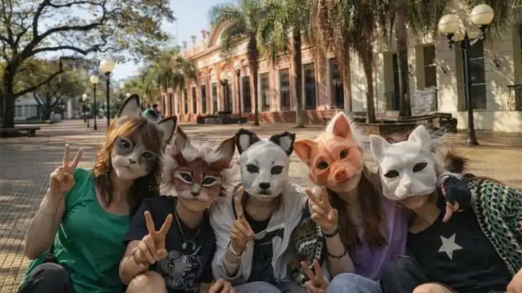 Jóvenes que se identifican y actúan como animales: llega a España el fenómeno ‘therian’, que cobra cada vez más fuerza