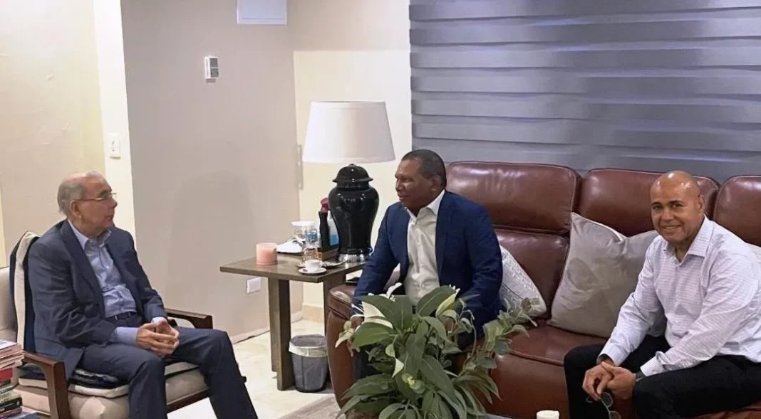 El expresidente Danilo Medina se reúne con miembros del Comité Central del PLD de New York