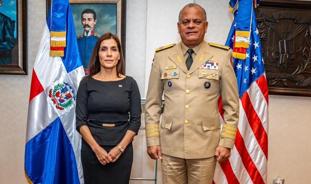 Embajadora de los Estados Unidos realiza visita oficial al ministro de Defensa