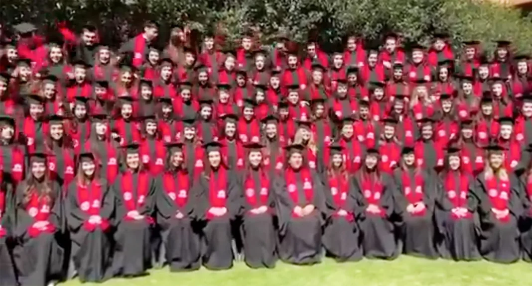 Colapsan gradas en la Ibero con decenas de jóvenes justo al tomar la foto de graduación