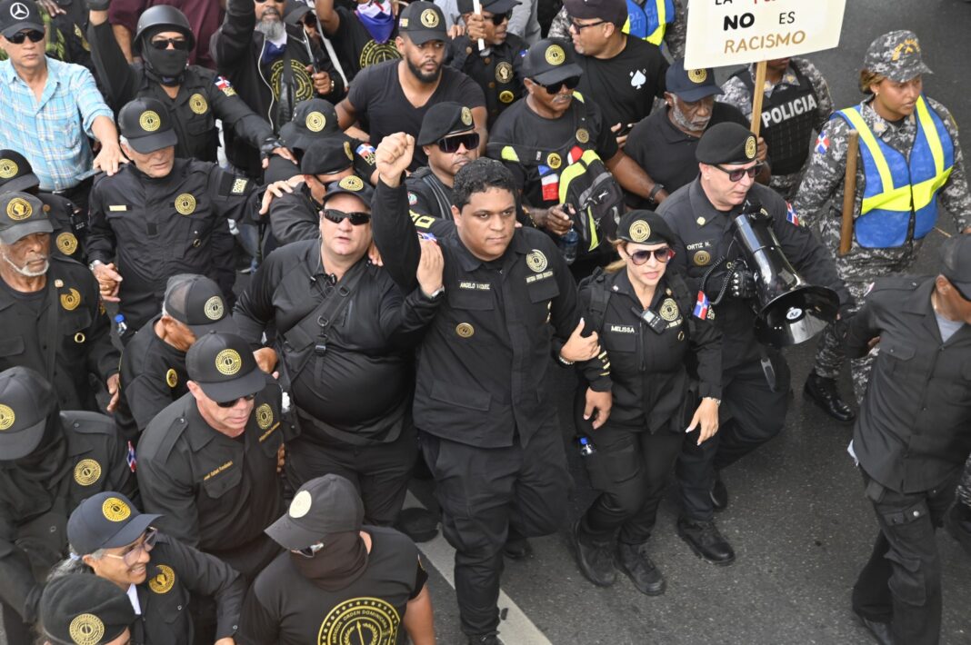 Antigua Orden marcha en Los Mina y reitera ultimátum para inmigrantes haitianos