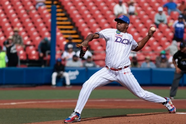 El dominicano Enny Romero doblegó una fiebre antes de vencer al équipo Cangrejeros de Santurce