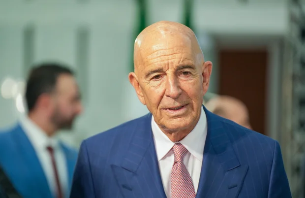 El informante de Trump, Tom Barrack, mantuvo contacto regular con Jeffrey Epstein durante años, según muestran los archivos.