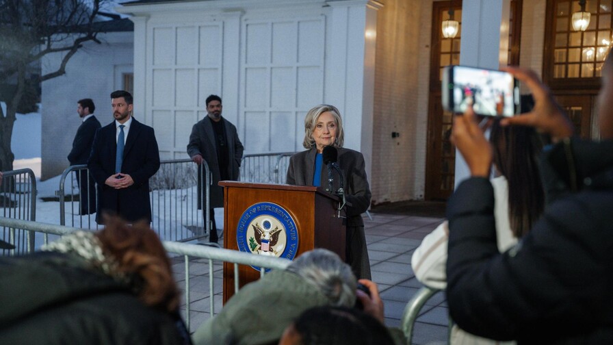 Hillary Clinton dice que su marido no sabía nada de los crímenes de Epstein tras prestar testimonio