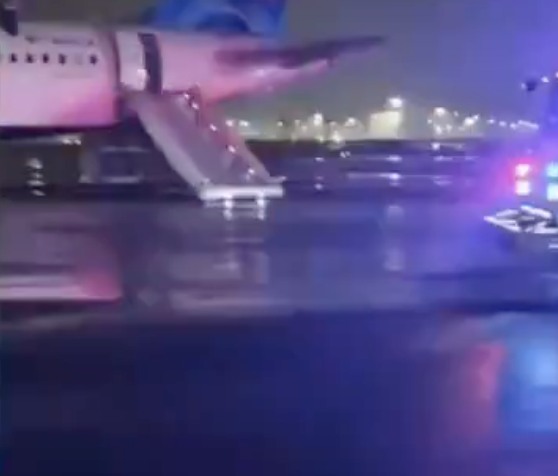Evacuan pasajeros de vuelo de Newark mientras la cabina se llenó de humo tras una falla del motor