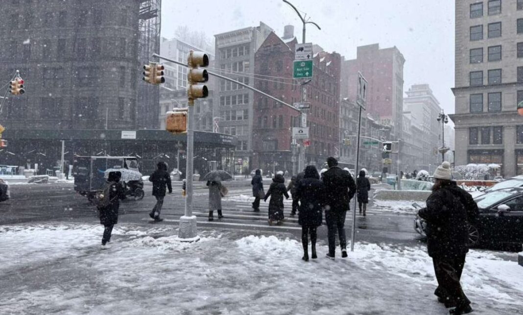 El frío persiste y pronostican más nevadas en el área de Nueva York, también frío histórico afecta al sur de Florida