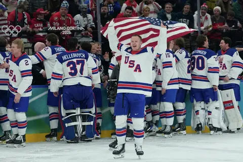 EEUU supera 2-1 a Canadá y gana su primer oro olímpico en el hockey masculino desde 1980