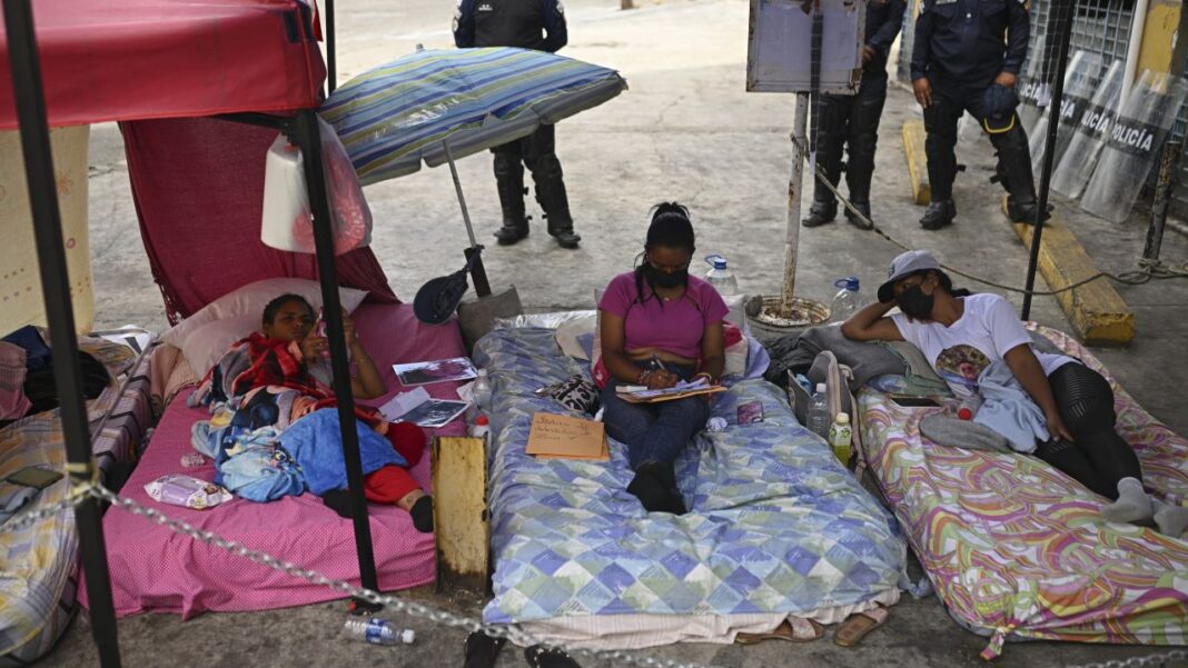 Más de 200 presos políticos inician una huelga de hambre en Venezuela, informan familiares