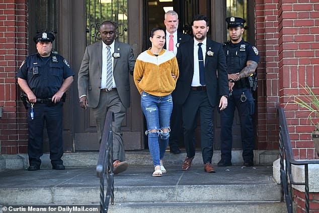 En esta foto del video, Grei Méndez, dueña de una guardería del Bronx es escoltada por personal policial desde una estación de policía de Nueva York, el martes 19 de septiembre de 2023, en Nueva York. (FUENTE EXTERNA)