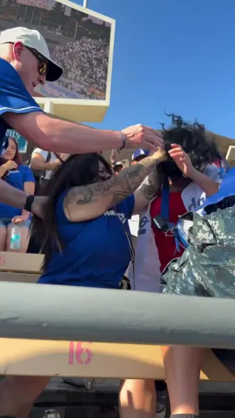 Aficionadas de los Dodgers protagonizan una violenta pelea en el estadio.