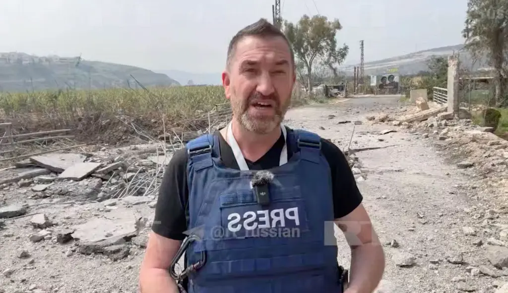 Momento insólito en el que un misil explota a pocos metros de un reportero en Líbano.