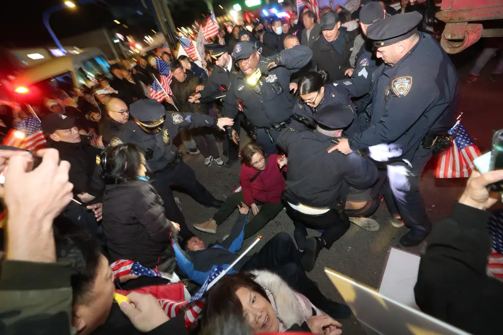 Cientos de manifestantes invaden el terreno propuesto para un albergue para hombres sin hogar en Nueva York y bloquean físicamente un camión de construcción