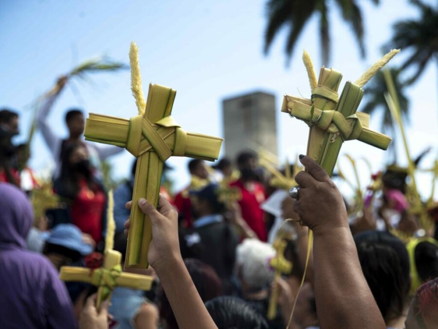 Fieles conmemoran el Domingo de Ramos, inicio de la Semana Santa