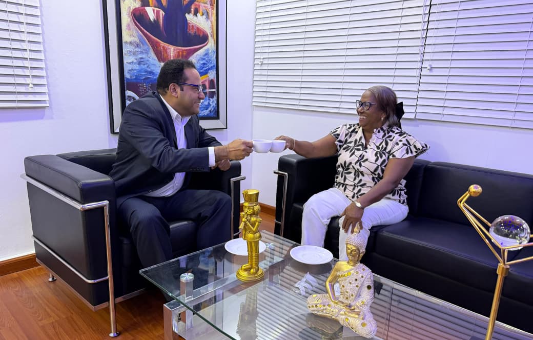 Salvador Holguín recibe de sorpresa visita de su madre en cumpleaños