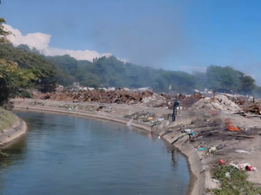 Vertederos siguen contaminando canal Marcos A. Cabral de Baní