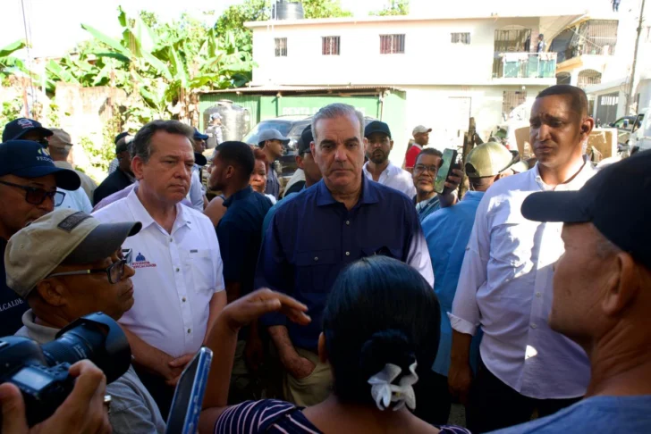 Abinader recorre Gaspar Hernández, y otras zonas afectadas por las inundaciones y promete indemnizaciones y obras para los afectados