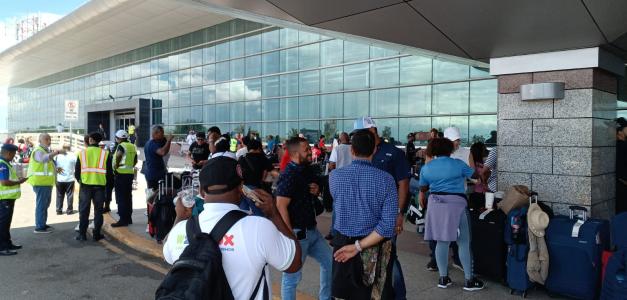 Pasajeros varados en el Aropuerto Internacional de Las Américas protestan y piden respuestas