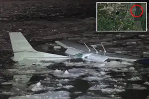 Un avión que despegaba de Long Island se estrella en el gélido río Hudson durante un aterrizaje de emergencia.
