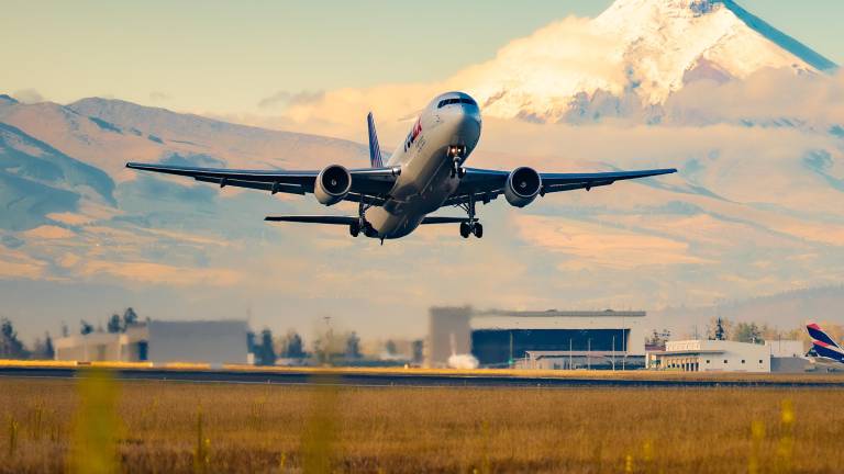 Aviones que lleguen al Ecuador solo podrán abastecerse del 50% de combustible: alertan ‘escasez’