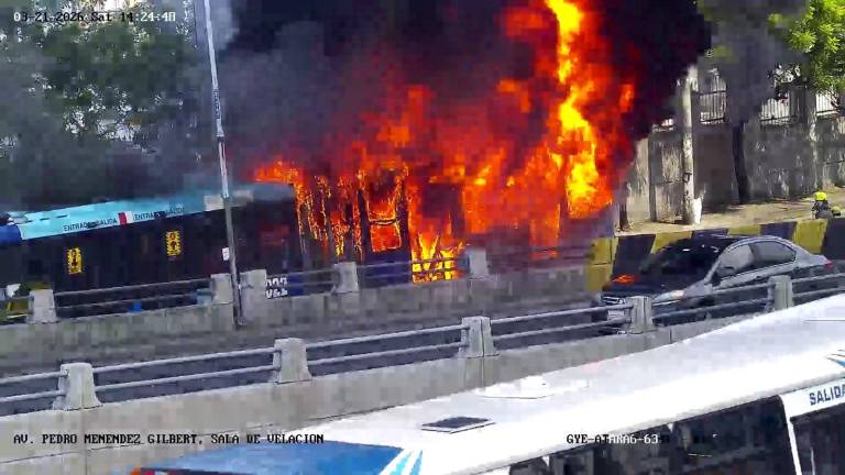 Autoridades ecuatorianas investigan incendio en unidad de la Metrovía en centro-norte de Guayaquil, que causó alarma