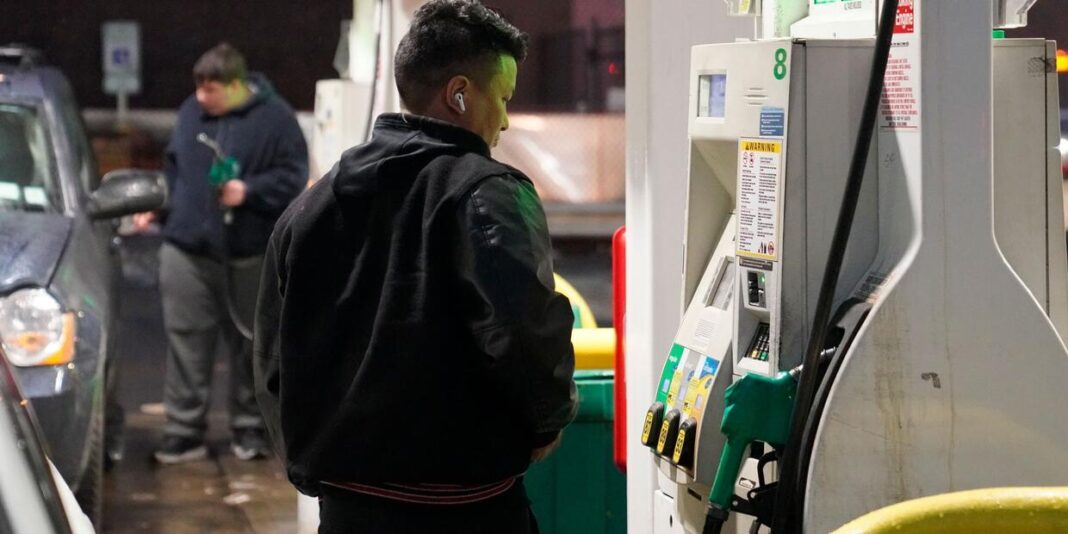 El precio de la gasolina en EE.UU. alcanza los US$ 4 por galón por primera vez desde 2022, mientras se dilata la guerra de Irán