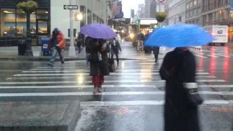 Fuertes tormentas, lluvias intensas y vientos dañinos azotan este lunes el área de Nueva York y otras ciudades costeras de EE.UU