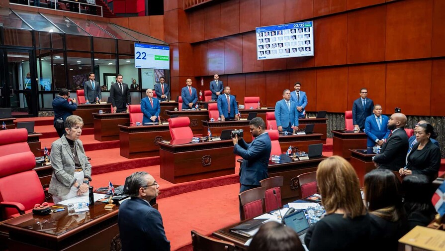 El personal de la oficina de un senador en RD equivale al de una empresa mediana