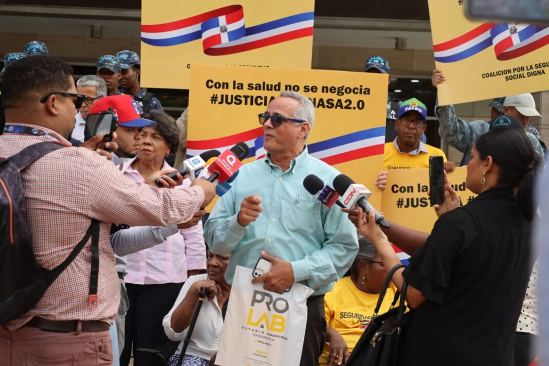 Decenas de personas exigen acelerar “Senasa 2.0” con plantón frente a la Procuraduría General de la República