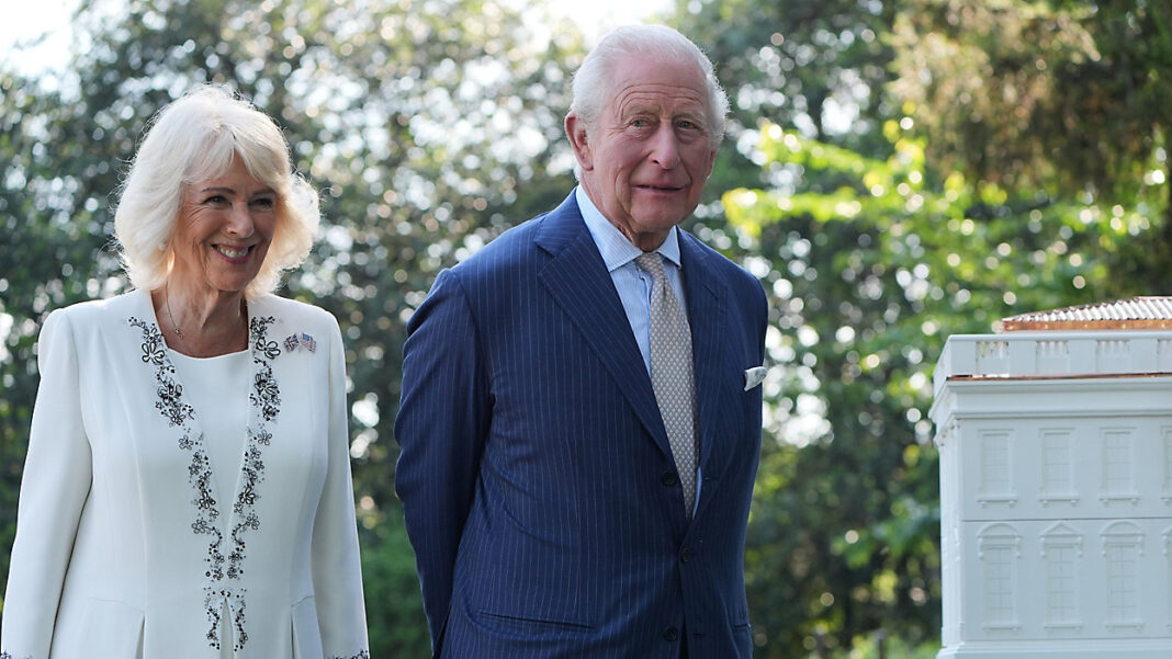 El rey Carlos III y la reina Camilla de Inglaterra posan junto a la colmena de la Casa Blanca, situada en el Jardín Sur de la Casa Blanca, en Washington. (Foto AP/Alex Brandon, Pool)