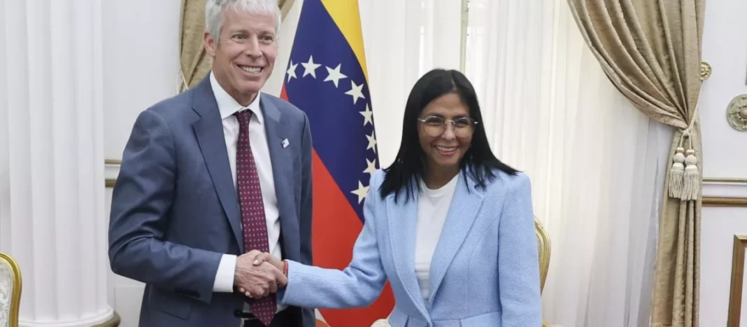 Petróleo pero también democracia Delcy Rodríguez saluda al secretario de Energía de EE.UU., Chris Wright, en CaracasMiguel Gutiérrez / AFP