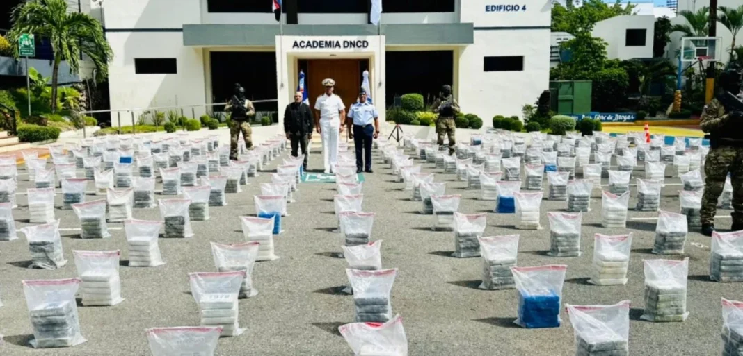 Carlos Devers, vocero de la DNCD; el de la Armada, capitán de navío Randy Vegaso, y el de la FARD, coronel Juan Miguel Montilla, presentan el cargamento de cocaína decomisado ayer cerca de las costas de Pedernales.
