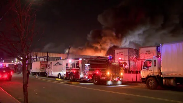 Incendio de «5 alarmas» consume un enorme fábrica de Queens. Incendio de «5 alarmas» consume un enorme fábrica de Queens.
