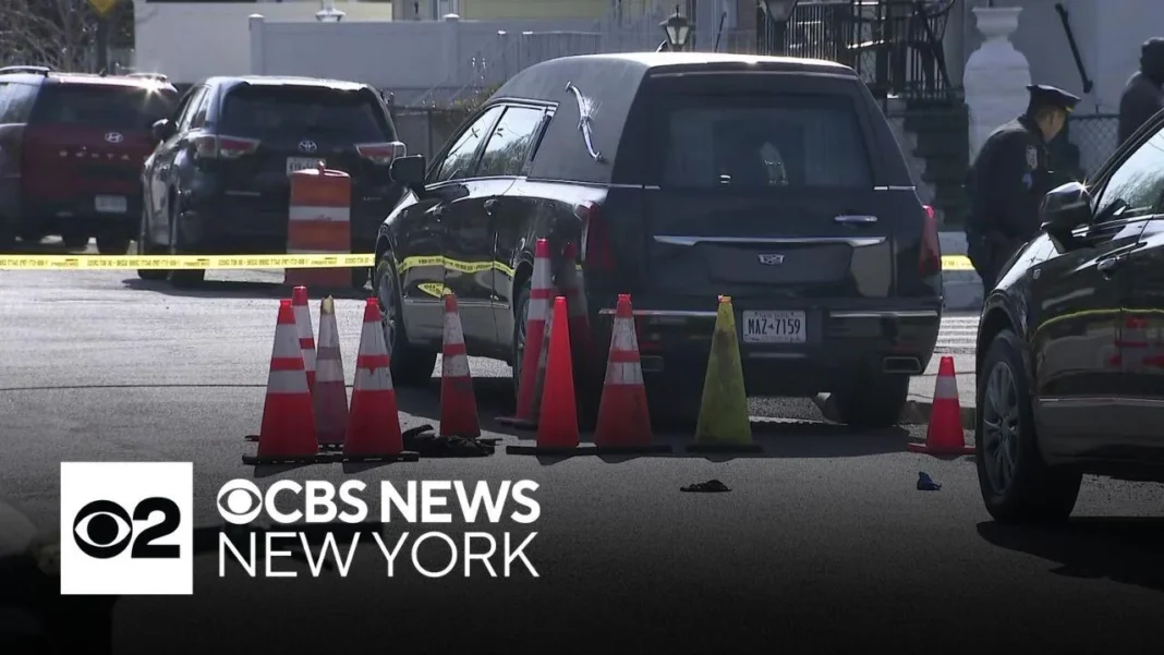 Un hombre murió a tiros tras asistir a un funeral en una iglesia de Queens, según informó la policía. Un hombre murió a tiros tras asistir a un funeral en una iglesia de Queens, según informó la policía.