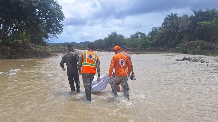 Recuperan cuerpos sin vida de un niño y un hombre desaparecidos tras inundaciones causadas por la corriente del río Camú en medio de las intensas lluvias en RD Recuperan cuerpos sin vida de un niño y un hombre desaparecidos tras inundaciones causadas por la corriente del río Camú en medio de las intensas lluvias en RD