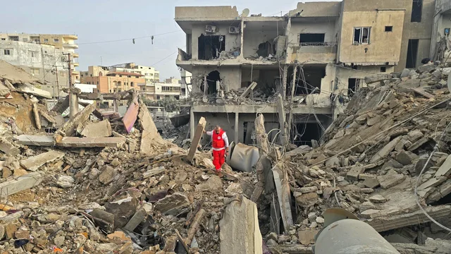 EE.UU. se apresura a encontrar al miembro desaparecido de la tripulación de un avión F-15 mientras la guerra con Irán continúa, edificio de Oracle en Dubái resultó dañado por los escombros de un dron. EE.UU. se apresura a encontrar al miembro desaparecido de la tripulación de un avión F-15 mientras la guerra con Irán continúa, edificio de Oracle en Dubái resultó dañado por los escombros de un dron.