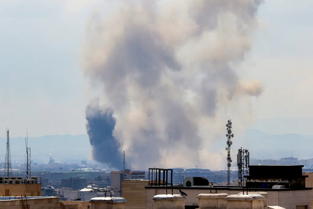 Estados Unidos ataca la isla de Kharg, de vital importancia para el petróleo iraní, mientras el régimen amenaza con que «se acabó la moderación». El humo se eleva tras los ataques en Teherán el 7 de abril de 2026.AFP vía Getty Images