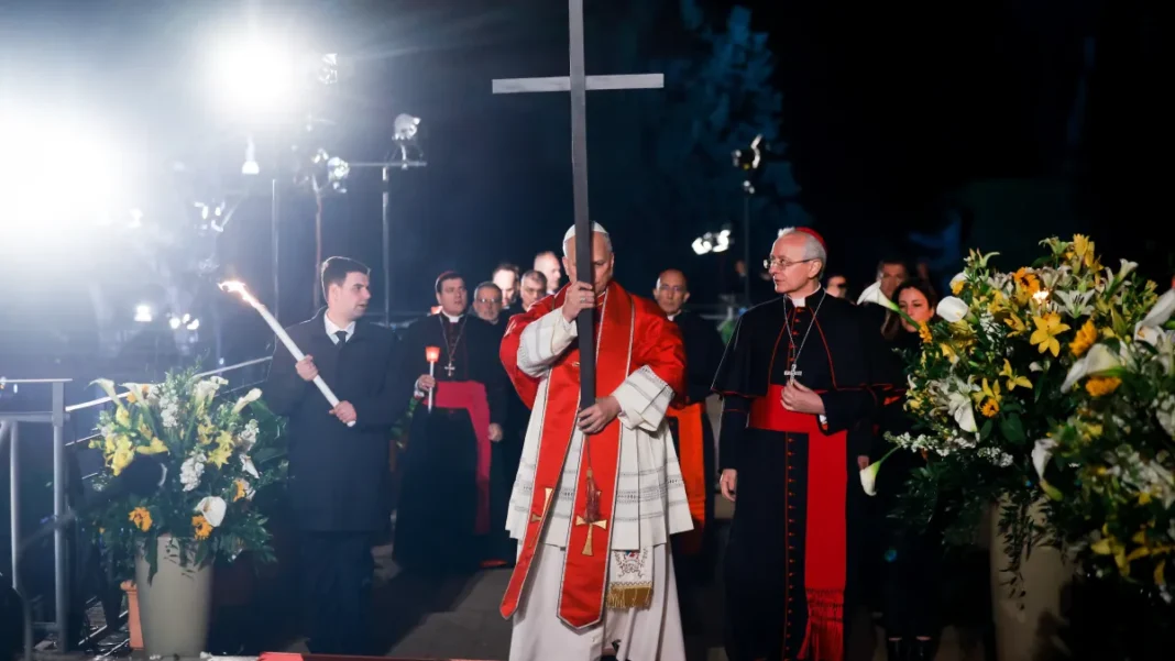 El papa León XIV carga la cruz en el vía crucis, el primer pontífice en hacerlo en décadas El papa León XIV carga la cruz en el vía crucis, el primer pontífice en hacerlo en décadas