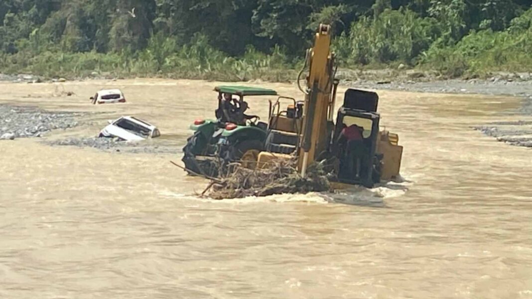 Crecida del río Nizao arrastra vehículos y deja varias comunidades incomunicadas en Rancho Arriba en RD Crecida del río Nizao arrastra vehículos y deja varias comunidades incomunicadas en Rancho Arriba en RD