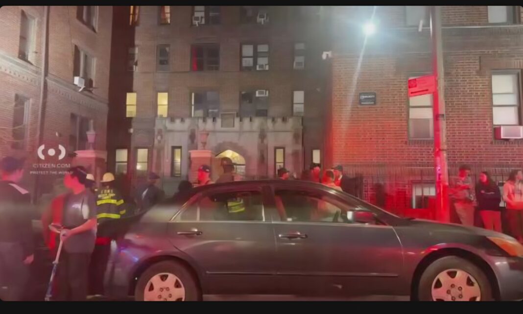 Mueren dos mujeres y 1 bombero herido en incendio en edificio de East Flatbush, Brooklyn Mueren dos mujeres y 1 bombero herido en incendio en edificio de East Flatbush, Brooklyn